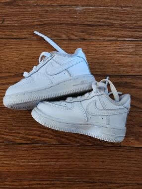 Nike White Kids Low-Top Sneakers - Classic Swoosh